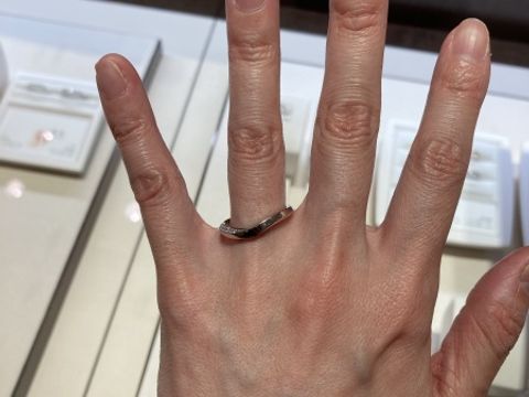 【俄(にわか)の口コミ】 リング自体は鏡のように美しく映る静かな水面を、ダイヤは水面に輝く一筋…