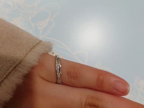 【ヴァンドーム青山(VENDOME AOYAMA)の口コミ】 クロスされた形の指輪はいい意味で結婚指輪らしさがなく、普段使いしやす…