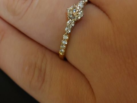 【銀座ダイヤモンドシライシの口コミ】 歳を重ねてもつけられるように、1粒ダイヤのソリティアタイプではない婚約…