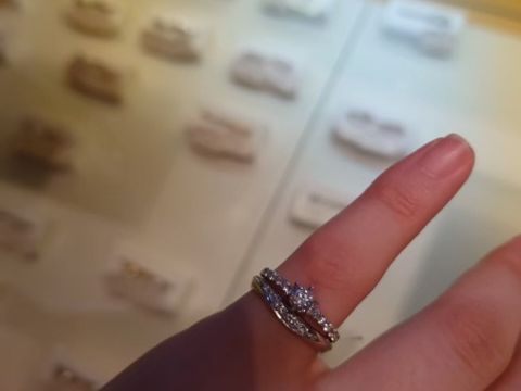 【SIND BAD(シンドバット)の口コミ】 結婚指輪ですが、サイズの違うダイヤモンドが横並びに入っていてかわいか…