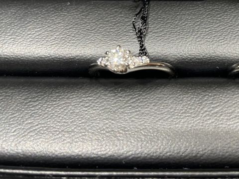 【ラザール ダイヤモンド(LAZARE DIAMOND)の口コミ】 指が綺麗に見えるデザインを求めていたので、V字デザインを試着しました。…