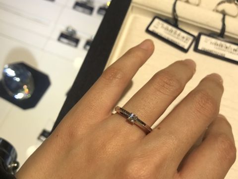 【ROYAL ASSCHER(ロイヤル・アッシャー)の口コミ】 ミルグレインがとても繊細で、ダイヤモンドとの組み合わせがとても綺麗で…