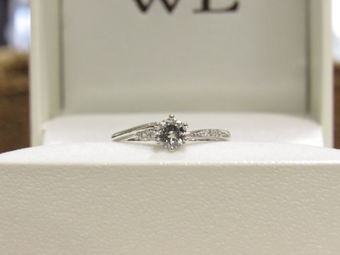 【輪-RIN-の口コミ】 指輪のデザインが気に入りました。
購入時、複数のダイアモンドを見せてい…