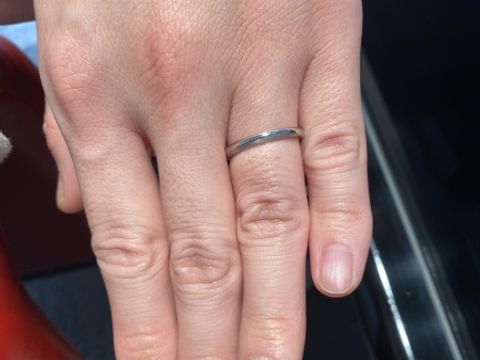 【銀座ダイヤモンドシライシの口コミ】 デザインが気に入った。1/4が艶消し加工となっているため、付け方によって…