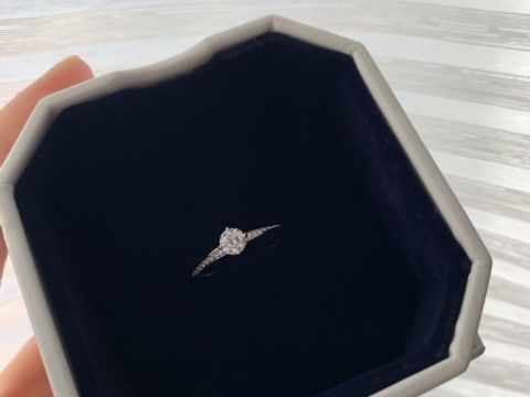 【4℃ BRIDAL(ヨンドシーブライダル)の口コミ】 重ね付けができるように、ラインが細いものを探していました！こちらは、…