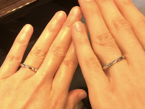 【グラフ(GRAFF)の口コミ】 ＧＲＡＦＦの人気の結婚指輪を着用しました。全体がねじれているデザイン…