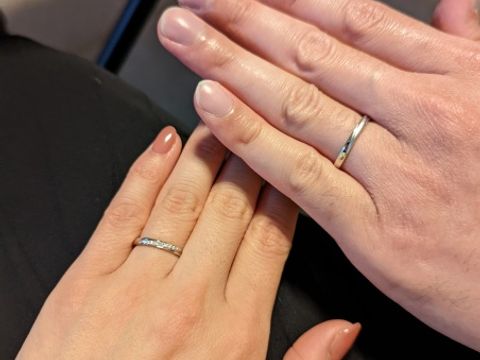 【4℃ BRIDAL(ヨンドシーブライダル)の口コミ】 ストレートの形ですが、ダイヤのラインが斜めなのでウェーブの形のように…