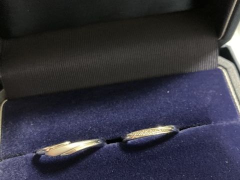 【銀座ダイヤモンドシライシの口コミ】 女性用はブーケのダイヤが少ない方です。婚約指輪をブーケを購入済みでし…