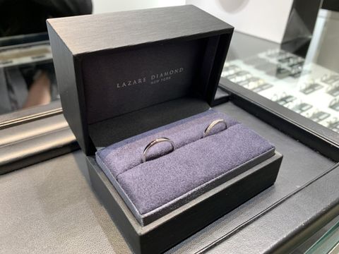 【ラザール ダイヤモンド(LAZARE DIAMOND)の口コミ】 流れるような動きのあるデザインがよかったです。でも指輪のかたちは直線…