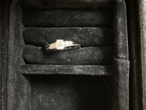 【ラザール ダイヤモンド(LAZARE DIAMOND)の口コミ】 プラチナ950で、左右にメレダイアモンドがあり、とても輝いて見える綺麗な…