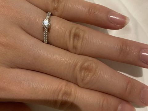 【FRAU KOBE JAPAN(フラウ コウベ ジャパン)の口コミ】 彼が選んでくれた決め手を教えてくれました。
まず、ダイヤがたくさんつい…