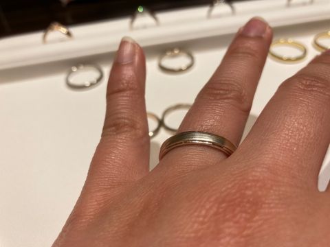 【杢目金屋(もくめがねや)の口コミ】 さまざまな金属を重ねてできる二つと無い木目が綺麗な指輪です。室内では…