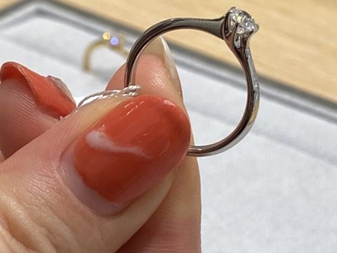【STAR JEWELRY(スタージュエリー)の口コミ】 オーソドックスな婚約指輪。爪は高いですがそこまで目立つ感じではないの…