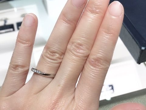 【ROYAL ASSCHER(ロイヤル・アッシャー)の口コミ】 ストレートの指輪よりも指が綺麗にみえるとのことで、なだらかなV字の指輪…