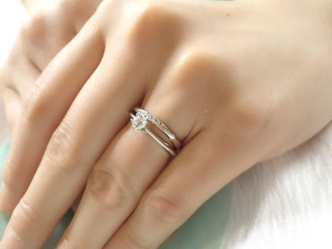 【ヴァン クリーフ＆アーペル(Van Cleef & Arpels)の口コミ】 シンプルなデザインでずっとつけていられること、また、肌のフィット感も…