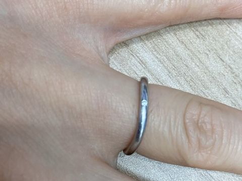 【ティファニー(Tiffany & Co.)の口コミ】 一粒ダイヤが繊細で、エレガントな印象でした。
また、肌なじみがよく、つ…