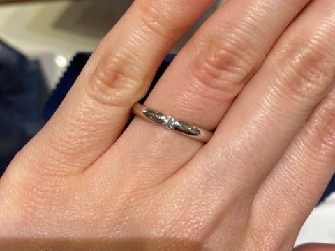 【銀座ダイヤモンドシライシの口コミ】 シンプルなデザインで、彼女の結婚指輪はダイヤモンドが特殊な形状ではめ…