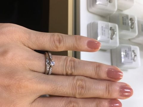 【LEHAIM(レハイム)の口コミ】 一粒ダイヤがいかにも婚約指環っぽくて 一目惚れでした。 結婚指輪にも小…