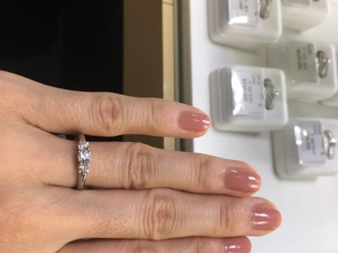 【LEHAIM(レハイム)の口コミ】 大きめのダイヤが真ん中に三つ付いていて、全体的にコロンとした可愛い印…