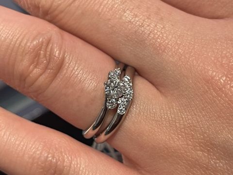 【銀座ダイヤモンドシライシの口コミ】 一生ものになる指輪を探していました。シンプルすぎるのは飽きやすく、派…