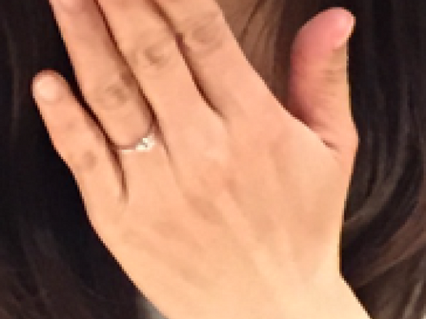 【天賞堂の口コミ】 いろいろと見た中で、一番輝いていたダイヤでした。
大きさも０．４Ｃあり…