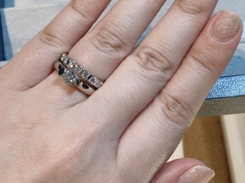 【NIESSING(ニーシング)の口コミ】 存在感のある太めのデザインが印象的でした。
また素材のカラーが豊富で、…