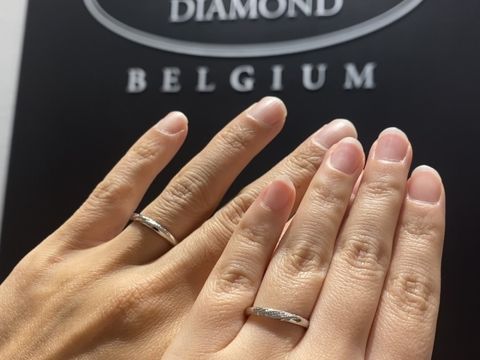 【エクセルコダイヤモンド(EXELCO DIAMOND)の口コミ】 斜めに入ったダイヤとミル打ちのデザインに一目惚れして決めました。指の…