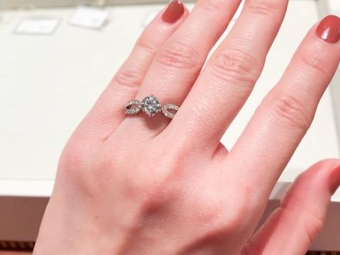 【ブシュロン(BOUCHERON)の口コミ】 パリにかかる橋をイメージしたというデザインで、曲線がとても美しいリン…