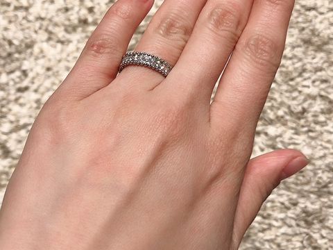 【ヴァン クリーフ＆アーペル(Van Cleef & Arpels)の口コミ】 指輪のデザインはフルエタニティー、素材はプラチナで探していました。
ダ…