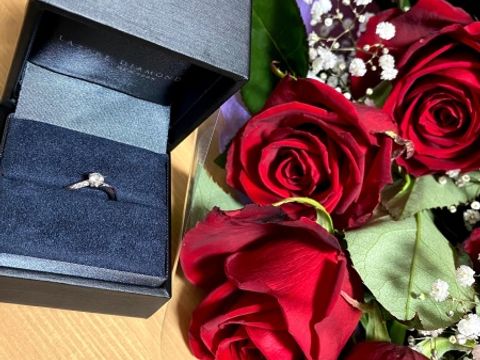 【ラザール ダイヤモンド(LAZARE DIAMOND)の口コミ】 エンゲージリングは1粒ダイヤに憧れがあったため、1粒ダイヤのデザインを…