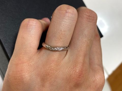 【ラザール ダイヤモンド(LAZARE DIAMOND)の口コミ】 エンゲージリングがウェーブのデザインだったのでそれに合わせたデザイン…