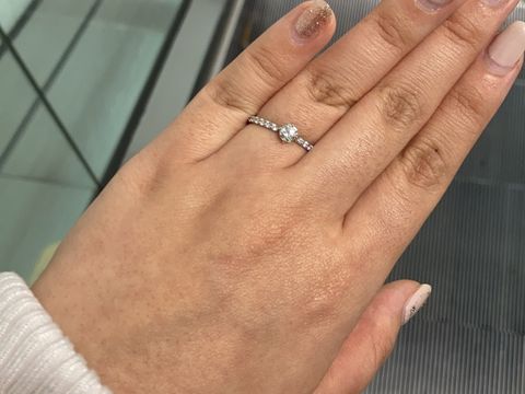 【ひなの口コミ】 ダイヤが1点、周りに小さなダイヤで覆うデザインです。ほんとに色々なブラ…