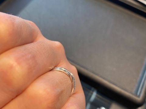 【エクセルコダイヤモンド(EXELCO DIAMOND)の口コミ】 指輪のデザインは、ややカジュアル寄りの印象です。
隣で見てもらった意見…
