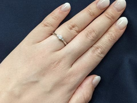 【4℃ BRIDAL(ヨンドシーブライダル)の口コミ】 プラチナ素材で、大きいダイヤの両端に小さいダイヤがついているものにし…
