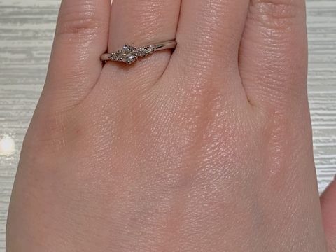 【TRECENTI(トレセンテ)の口コミ】 センターダイヤは結婚式に見立て、サイドメレダイヤは二人のこれまでの歩…