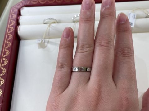 【カルティエ(Cartier)の口コミ】 カルティエのロゴを挟むように、ダイアモンドが付いていて、とても印象に…