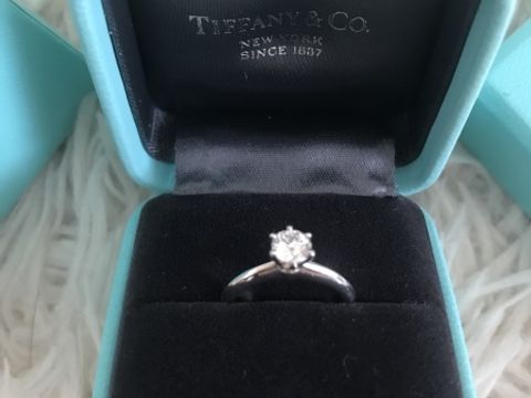 【ティファニー(Tiffany & Co.)の口コミ】 指輪のデザインは一般的な6本の爪によるセッティングで凄い綺麗にダイヤモ…
