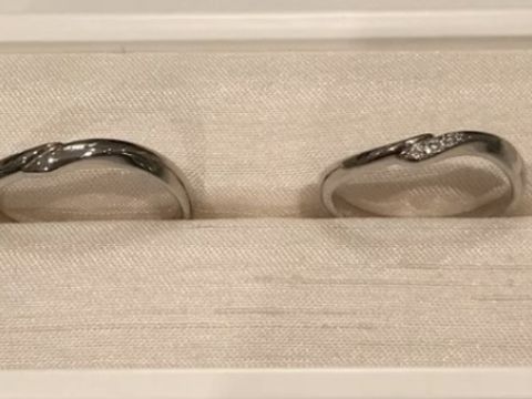 【TAKE-UP(テイクアップ)の口コミ】 純真・無垢という花言葉を持つ百合の花をイメージしたリングだそうです。…