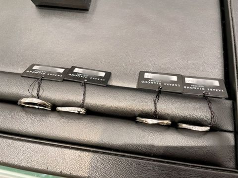 【ラザール ダイヤモンド(LAZARE DIAMOND)の口コミ】 色々なリングを見せていただきましたが、どれもダイヤモンドがとても綺麗…