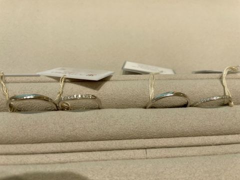 【WEDYの口コミ】 細かめのダイヤモンドがいくつもついていて、華奢なデザインのリングを探…