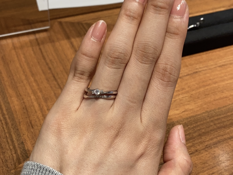 【BIJOUPIKO(ビジュピコ)の口コミ】 S字のウェーブで、指が細く長く綺麗に見えます。また、プラチナの輝く素材…