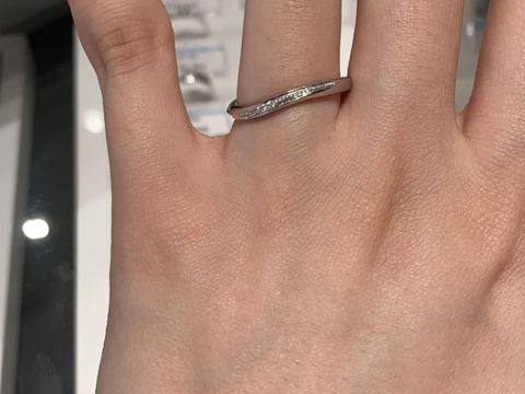 【エクセルコダイヤモンド(EXELCO DIAMOND)の口コミ】 S字のウェーブのデザインと、職人の方が手打ちで打ち込むミル打ちが非常に…