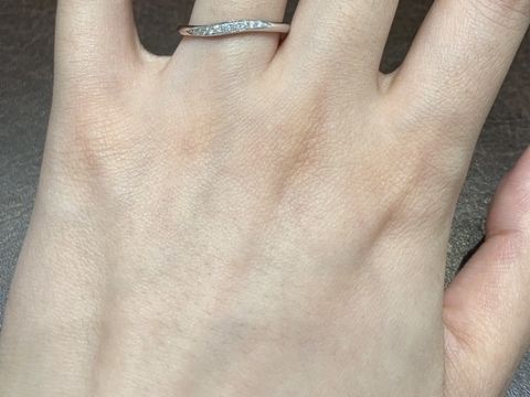 【TASAKI(タサキ)の口コミ】 S字のウェーブで、指が細く長く見えます。また、ダイヤモンドが白く輝いて…