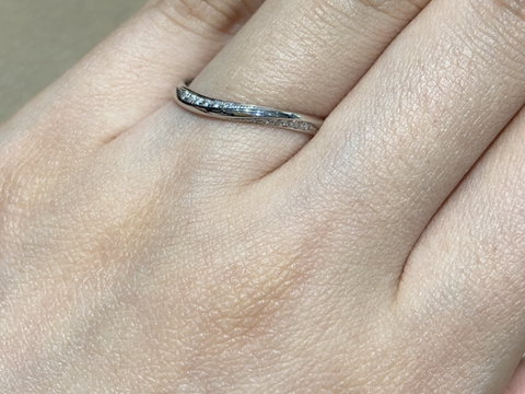 【VIVAGE(ヴィヴァージュ)の口コミ】 S字のウェーブを描くデザインで、指を細く長く綺麗に見せてくれます。ミル…