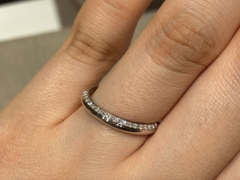 【アイプリモ(I-PRIMO)の口コミ】 デザインはストレートで、素材はプラチナです。上にダイヤモンドがあるの…