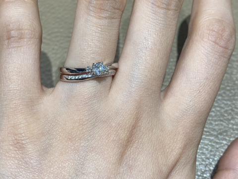 【Wish upon a star(ウィッシュアポンアスター)の口コミ】 S字のウェーブで、指が細く長く見えるデザインです。ダイヤモンドの形が星…