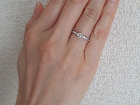 【エクセルコダイヤモンド(EXELCO DIAMOND)の口コミ】 新婦はエタニティリングを希望していました。
私は、婚約指輪は一粒大のリ…