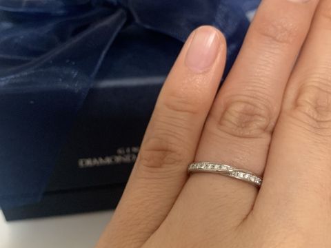 【銀座ダイヤモンドシライシの口コミ】 【デザイン】センターに入っているシルバーが他にはないデザインなところ…