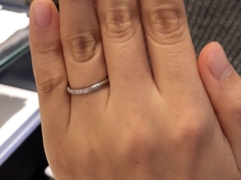 【銀座ダイヤモンドシライシの口コミ】 ダイヤがしっかりとキラキラと目立つが、リング自体がが細いので控えめな…