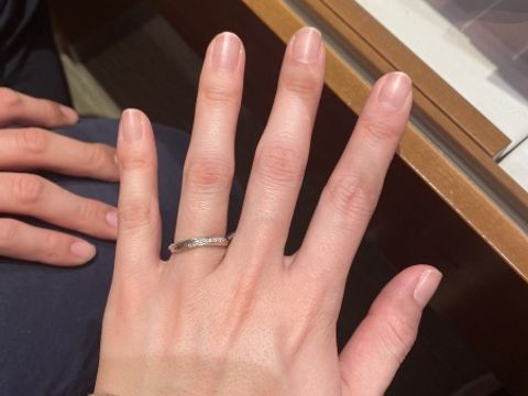 【銀座ダイヤモンドシライシの口コミ】 華奢な細いリングが多い中で少し太めのリングでした。ダイヤモンドが斜め…